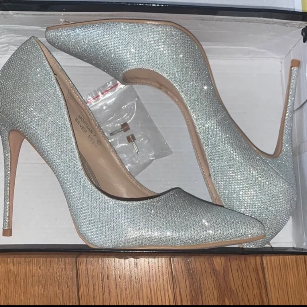 Silver Heels - Picture 1 of 5
